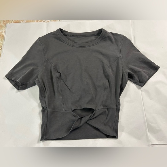 Lululemon Cropped Twisted Hem Dark Grey Short Sleeve T-Shirt - Picture 1 of 3